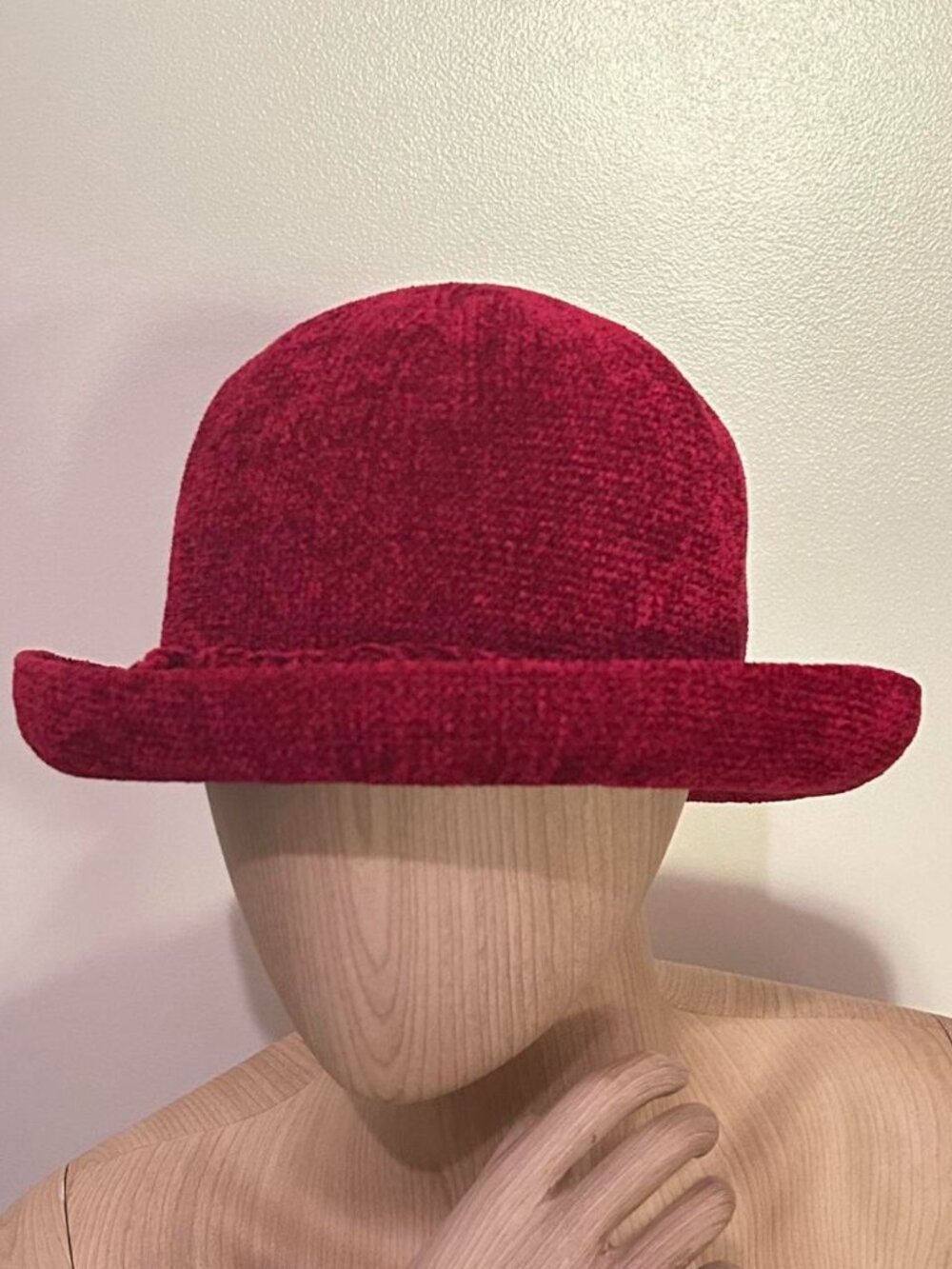 Red vintage Liz Claiborne cloche hat